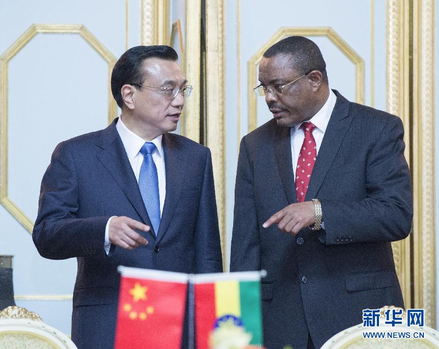 5月4日，中國國務(wù)院總理李克強在亞的斯亞貝巴與埃塞俄比亞總理海爾馬里亞姆舉行會談。這是會談后，李克強與海爾馬里亞姆共同出席有關(guān)文件簽字儀式。 新華社記者 王曄 攝