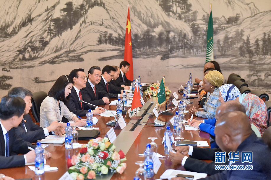 5月5日，中國國務(wù)院總理李克強(qiáng)在亞的斯亞貝巴非洲聯(lián)盟總部會(huì)見非盟委員會(huì)主席祖馬。 新華社記者李濤攝