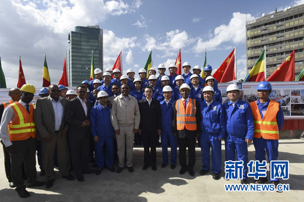 這是李克強同海爾馬里亞姆與施工人員合影留念。新華社記者 李學仁 攝