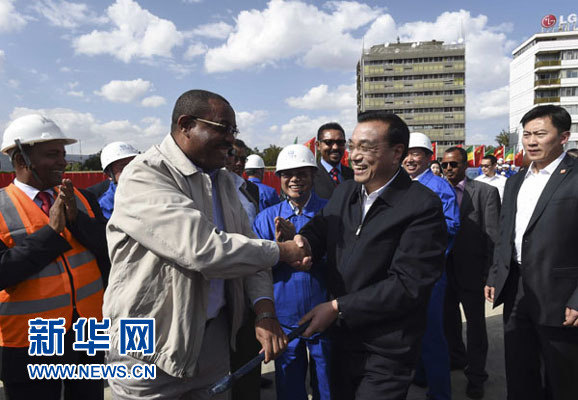 5月5日，中國國務院總理李克強考察亞的斯亞貝巴輕軌項目，埃塞俄比亞總理海爾馬里亞姆陪同。新華社記者 李學仁 攝