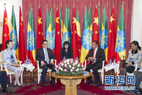 李克強(qiáng)總理夫人程虹、穆拉圖總統(tǒng)夫人梅阿扎參加會(huì)見(jiàn)。新華社記者王曄攝