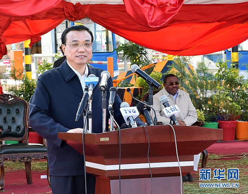 5月5日，國務(wù)院總理李克強與埃塞俄比亞總理海爾馬里亞姆共同出席亞的斯亞貝巴-阿達瑪高速公路一期竣工揭牌典禮，并為二期工程開工奠基剪彩。這是李克強在典禮上致辭。新華社記者 李濤 攝 