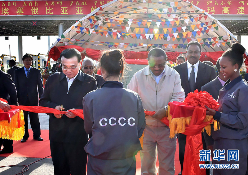 5月5日，中國國務(wù)院總理李克強與埃塞俄比亞總理海爾馬里亞姆共同出席亞的斯亞貝巴-阿達瑪高速公路一期竣工揭牌典禮，并為二期工程開工奠基剪彩。這是李克強與海爾馬里亞姆共同為亞的斯亞貝巴-阿達瑪高速公路二期工程開工剪彩。新華社記者 李濤 攝 