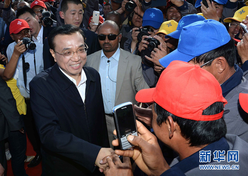 5月5日，中國國務(wù)院總理李克強與埃塞俄比亞總理海爾馬里亞姆共同出席亞的斯亞貝巴-阿達瑪高速公路一期竣工揭牌典禮，并為二期工程開工奠基剪彩。這是典禮結(jié)束后，李克強同工程施工人員親切交談。新華社記者 李濤 攝 