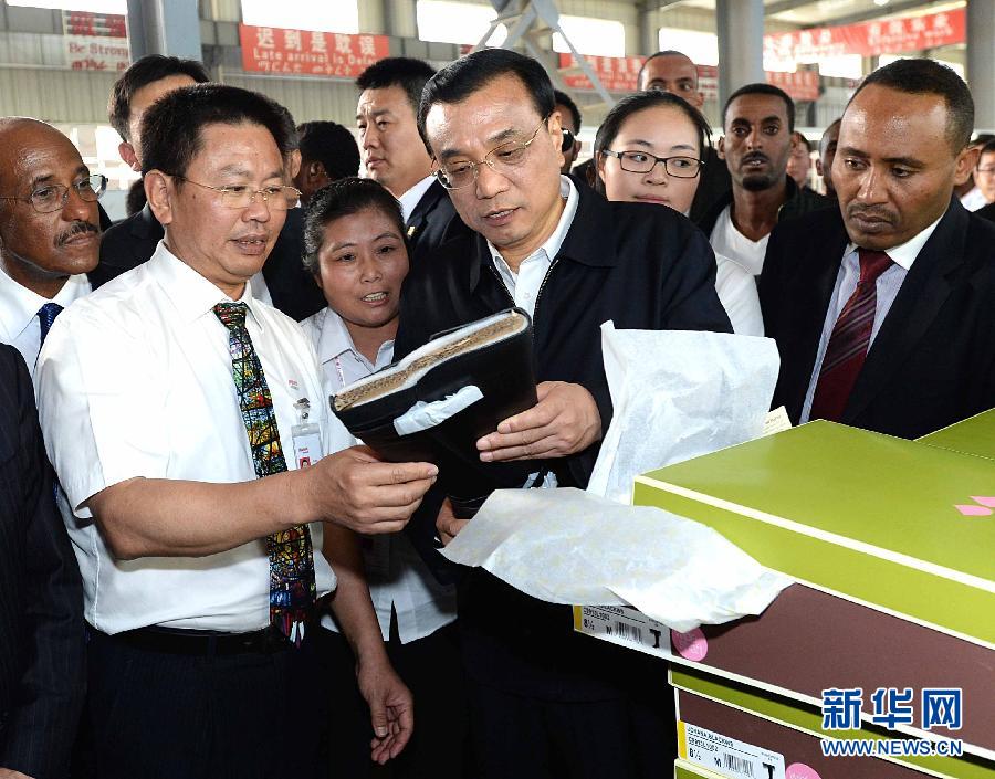 5月5日，中國(guó)國(guó)務(wù)院總理李克強(qiáng)在埃塞俄比亞總理海爾馬里亞姆陪同下參觀東方工業(yè)園。這是李克強(qiáng)在生產(chǎn)車(chē)間聽(tīng)取負(fù)責(zé)人介紹生產(chǎn)情況。新華社記者 李濤 攝