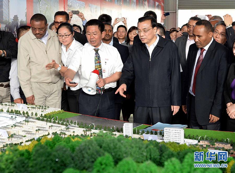  5月5日，中國(guó)國(guó)務(wù)院總理李克強(qiáng)在埃塞俄比亞總理海爾馬里亞姆陪同下參觀東方工業(yè)園。這是李克強(qiáng)與海爾馬里亞姆（左一）一起觀看工業(yè)園沙盤(pán)展示。新華社記者 李濤