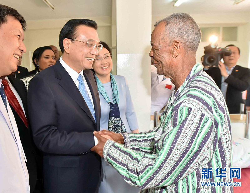 5月6日，中國國務(wù)院總理李克強(qiáng)與埃塞俄比亞總統(tǒng)穆拉圖一同來到亞的斯亞貝巴阿勒塔醫(yī)院，看望受益于中國免費(fèi)白內(nèi)障手術(shù)&ldquo;光明行&rdquo;活動的埃塞俄比亞患者。新華社記者 李濤 攝 