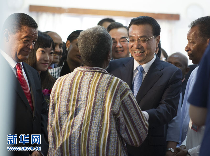 5月6日，中國國務(wù)院總理李克強(qiáng)與埃塞俄比亞總統(tǒng)穆拉圖一同來到亞的斯亞貝巴阿勒塔醫(yī)院，看望受益于中國免費(fèi)白內(nèi)障手術(shù)&ldquo;光明行&rdquo;活動的埃塞俄比亞患者。新華社記者 謝環(huán)馳 攝 