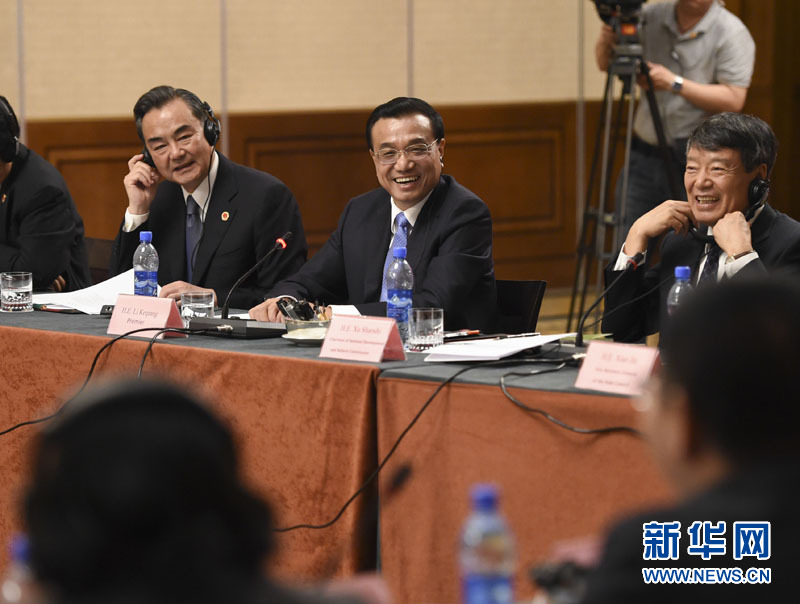  5月6日，國務(wù)院總理李克強(qiáng)在埃塞俄比亞首都亞的斯亞貝巴出席中非經(jīng)貿(mào)人文座談會(huì)。 新華社記者 李學(xué)仁 攝 