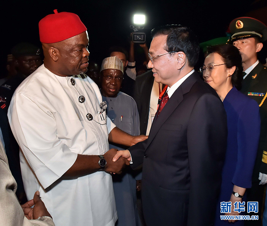     5月6日，應(yīng)尼日利亞總統(tǒng)喬納森邀請(qǐng)，國(guó)務(wù)院總理李克強(qiáng)乘專機(jī)抵達(dá)阿布賈國(guó)際機(jī)場(chǎng)，開(kāi)始對(duì)尼日利亞進(jìn)行正式訪問(wèn)。李克強(qiáng)總理夫人程虹同機(jī)抵達(dá)。新華社記者 李濤 攝 