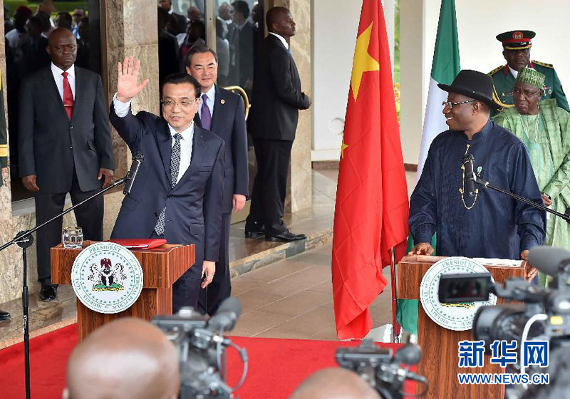 5月7日，中國(guó)國(guó)務(wù)院總理李克強(qiáng)在阿布賈與尼日利亞總統(tǒng)喬納森會(huì)談后共同會(huì)見(jiàn)記者，并回答記者提問(wèn)。 新華社記者李濤攝 
