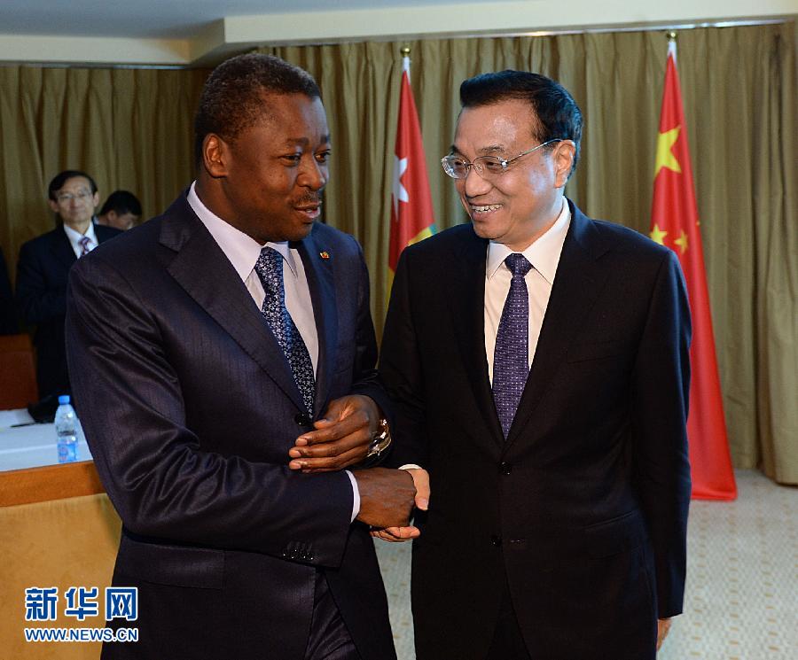 5月7日，正在尼日利亞訪問(wèn)的中國(guó)國(guó)務(wù)院總理李克強(qiáng)在阿布賈會(huì)見出席第24屆世界經(jīng)濟(jì)論壇非洲峰會(huì)全會(huì)的多哥總統(tǒng)福雷。 新華社記者 李濤 攝 