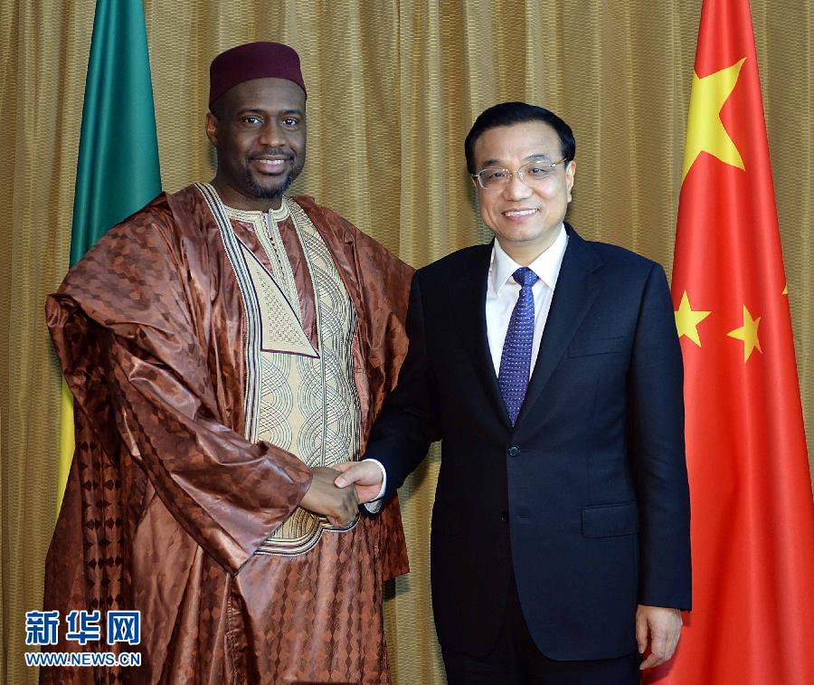 5月7日，正在尼日利亞訪問(wèn)的國(guó)務(wù)院總理李克強(qiáng)在阿布賈會(huì)見出席第24屆世界經(jīng)濟(jì)論壇非洲峰會(huì)全會(huì)的馬里總理馬拉。 新華社記者 李濤 攝 