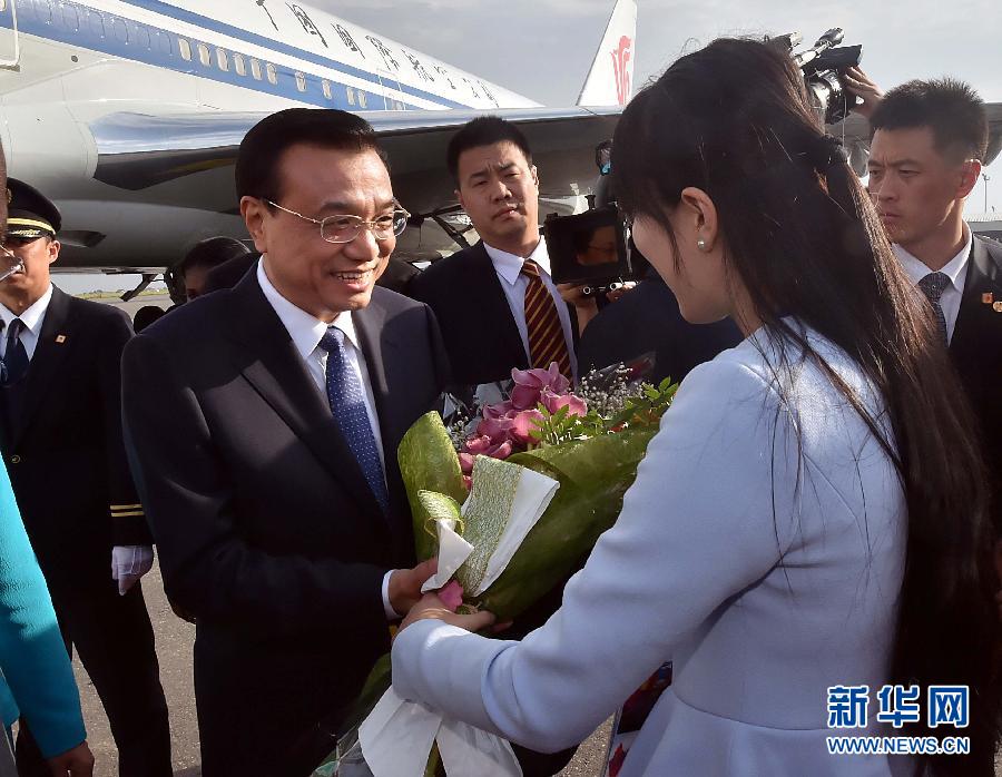 5月8日，應(yīng)安哥拉總統(tǒng)多斯桑托斯邀請(qǐng)，中國(guó)國(guó)務(wù)院總理李克強(qiáng)乘專機(jī)抵達(dá)羅安達(dá)二月四日國(guó)際機(jī)場(chǎng)，開始對(duì)安哥拉進(jìn)行正式訪問。 新華社記者李濤 攝 