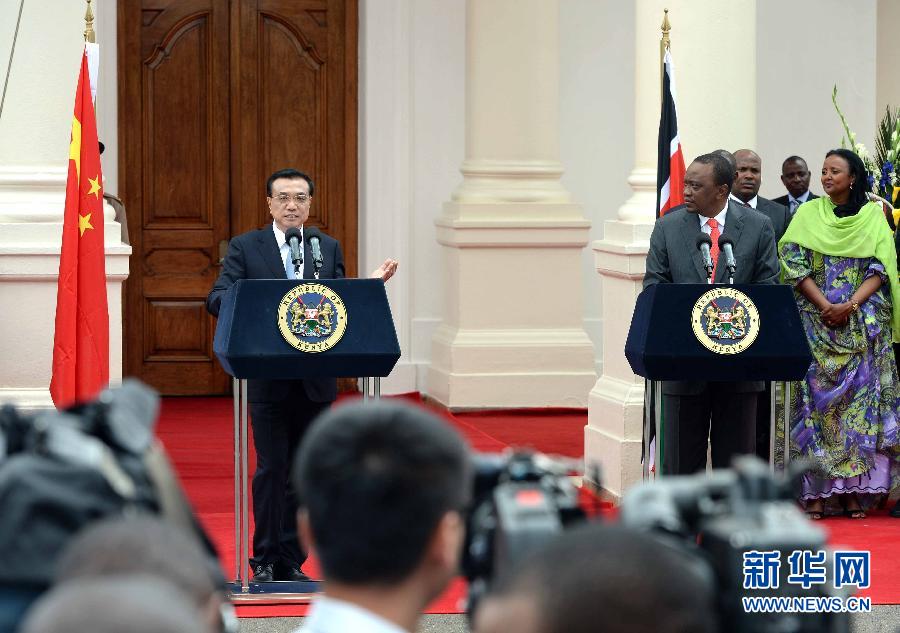 5月10日，中國(guó)國(guó)務(wù)院總理李克強(qiáng)在肯尼亞國(guó)家宮與肯總統(tǒng)肯雅塔舉行會(huì)談后共同會(huì)見(jiàn)記者。 新華社記者 李濤 攝 