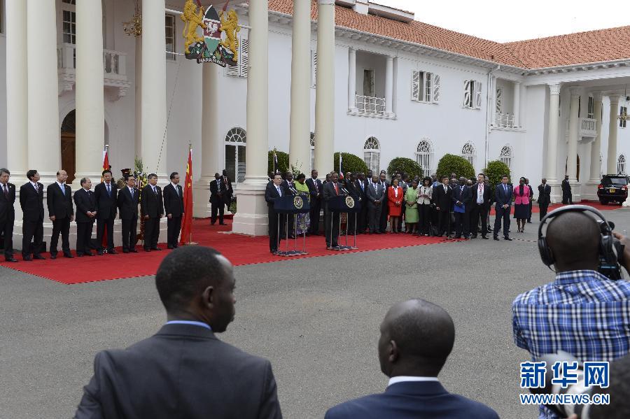  5月10日，中國(guó)國(guó)務(wù)院總理李克強(qiáng)在肯尼亞國(guó)家宮與肯總統(tǒng)肯雅塔舉行會(huì)談后共同會(huì)見(jiàn)記者。 新華社記者 李學(xué)仁 攝 