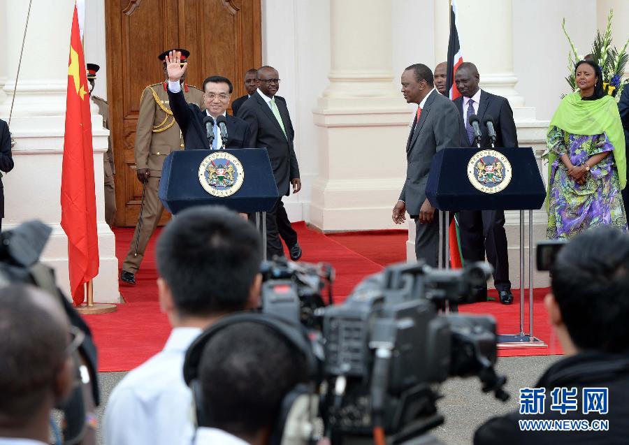 5月10日，中國(guó)國(guó)務(wù)院總理李克強(qiáng)在肯尼亞國(guó)家宮與肯總統(tǒng)肯雅塔舉行會(huì)談后共同會(huì)見(jiàn)記者。 新華社記者 李濤 攝 