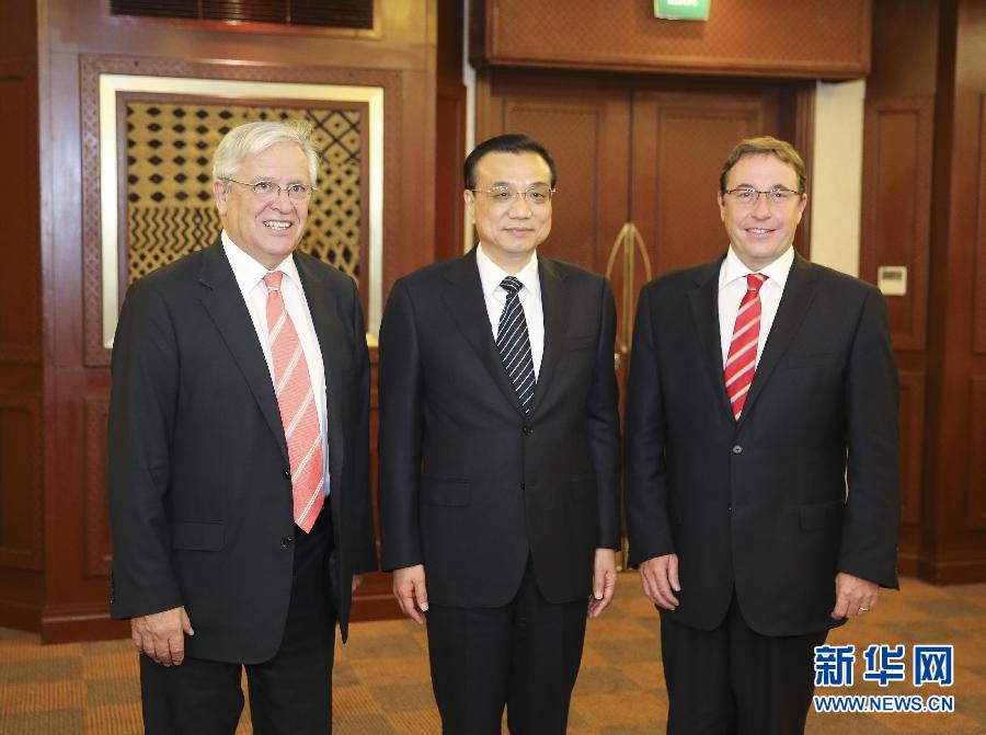 5月10日，國(guó)務(wù)院總理李克強(qiáng)在內(nèi)羅畢會(huì)見(jiàn)聯(lián)合國(guó)環(huán)境規(guī)劃署執(zhí)行主任施泰納（右）和聯(lián)合國(guó)人居署執(zhí)行主任克洛斯。 新華社記者 丁林 攝 