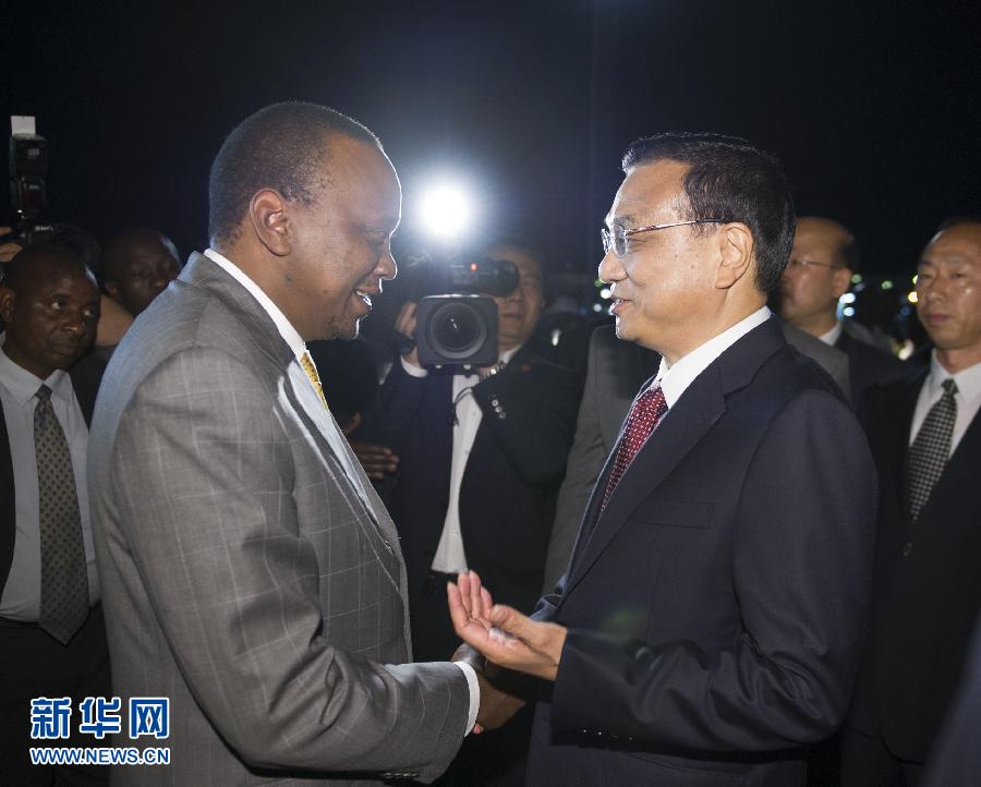 5月9日，應(yīng)肯尼亞總統(tǒng)肯雅塔邀請(qǐng)，中國(guó)國(guó)務(wù)院總理李克強(qiáng)乘專機(jī)抵達(dá)內(nèi)羅畢肯雅塔國(guó)際機(jī)場(chǎng)，開始對(duì)肯尼亞進(jìn)行正式訪問。李克強(qiáng)總理夫人程虹同機(jī)抵達(dá)。肯尼亞總統(tǒng)肯雅塔和副總統(tǒng)魯托率肯政府高級(jí)官員到機(jī)場(chǎng)迎接。新華社記者 謝環(huán)馳 攝 