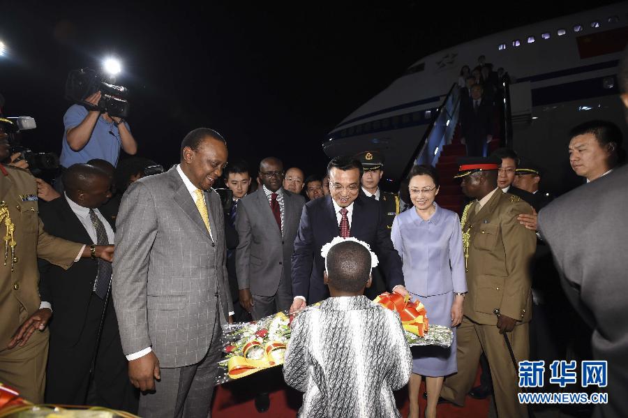 5月9日，應(yīng)肯尼亞總統(tǒng)肯雅塔邀請(qǐng)，中國(guó)國(guó)務(wù)院總理李克強(qiáng)乘專機(jī)抵達(dá)內(nèi)羅畢肯雅塔國(guó)際機(jī)場(chǎng)，開始對(duì)肯尼亞進(jìn)行正式訪問。李克強(qiáng)總理夫人程虹同機(jī)抵達(dá)?？夏醽喛偨y(tǒng)肯雅塔和副總統(tǒng)魯托率肯政府高級(jí)官員到機(jī)場(chǎng)迎接。這是肯尼亞兒童向李克強(qiáng)夫婦獻(xiàn)上鮮花。新華社記者李學(xué)仁攝 