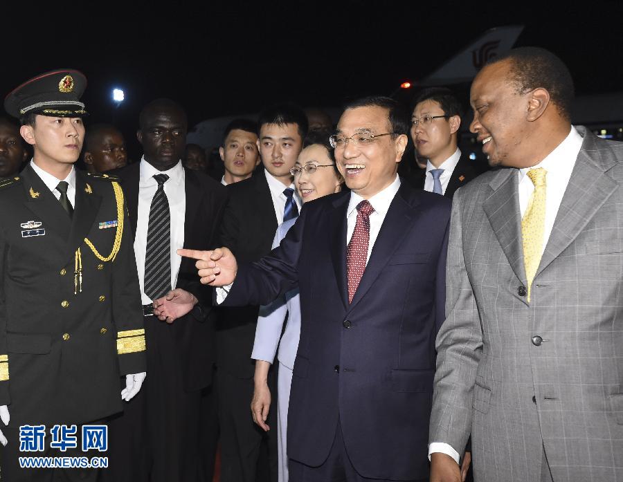 5月9日，應(yīng)肯尼亞總統(tǒng)肯雅塔邀請(qǐng)，中國(guó)國(guó)務(wù)院總理李克強(qiáng)乘專機(jī)抵達(dá)內(nèi)羅畢肯雅塔國(guó)際機(jī)場(chǎng)，開始對(duì)肯尼亞進(jìn)行正式訪問。李克強(qiáng)總理夫人程虹同機(jī)抵達(dá)?？夏醽喛偨y(tǒng)肯雅塔和副總統(tǒng)魯托率肯政府高級(jí)官員到機(jī)場(chǎng)迎接。新華社記者 李學(xué)仁 攝 