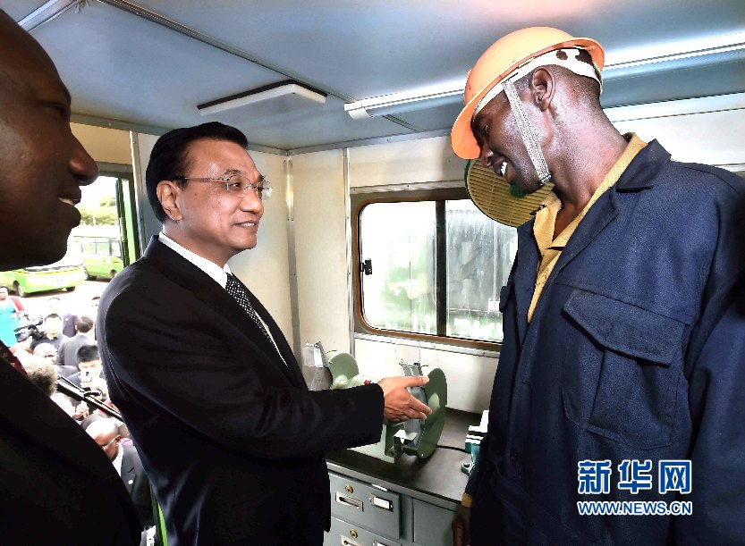 5月11日，國務(wù)院總理李克強(qiáng)參觀肯尼亞國家青年服務(wù)隊(duì)。這是李克強(qiáng)與服務(wù)隊(duì)隊(duì)員親切交談。 新華社記者 李濤 攝