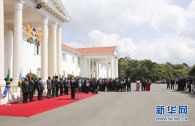 5月11日，中國(guó)國(guó)務(wù)院總理李克強(qiáng)在內(nèi)羅畢國(guó)家宮與肯尼亞總統(tǒng)肯雅塔共同會(huì)見記者，介紹中非合作建設(shè)肯尼亞蒙巴薩－內(nèi)羅畢鐵路情況。烏干達(dá)總統(tǒng)穆塞韋尼、盧旺達(dá)總統(tǒng)卡加梅、南蘇丹總統(tǒng)基爾等東非地區(qū)國(guó)家領(lǐng)導(dǎo)人參加。新華社記者丁林?jǐn)z
