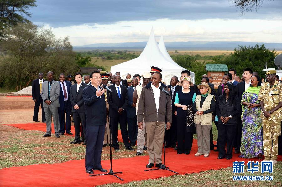 5月10日，國務(wù)院總理李克強(qiáng)與肯尼亞總統(tǒng)肯雅塔共同參觀肯尼亞內(nèi)羅畢國家公園焚燒象牙紀(jì)念地，并對(duì)中外記者發(fā)表講話?？夏醽喐笨偨y(tǒng)魯托陪同參觀。新華社記者 李濤 攝 