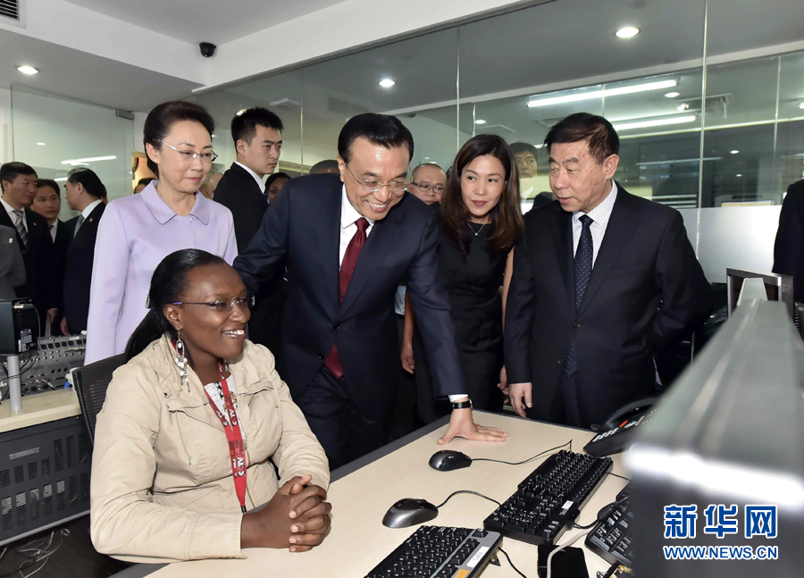 5月11日，中國(guó)國(guó)務(wù)院總理李克強(qiáng)在肯尼亞首都內(nèi)羅畢看望并慰問中央電視臺(tái)非洲分臺(tái)員工。 新華社記者 李濤 攝 