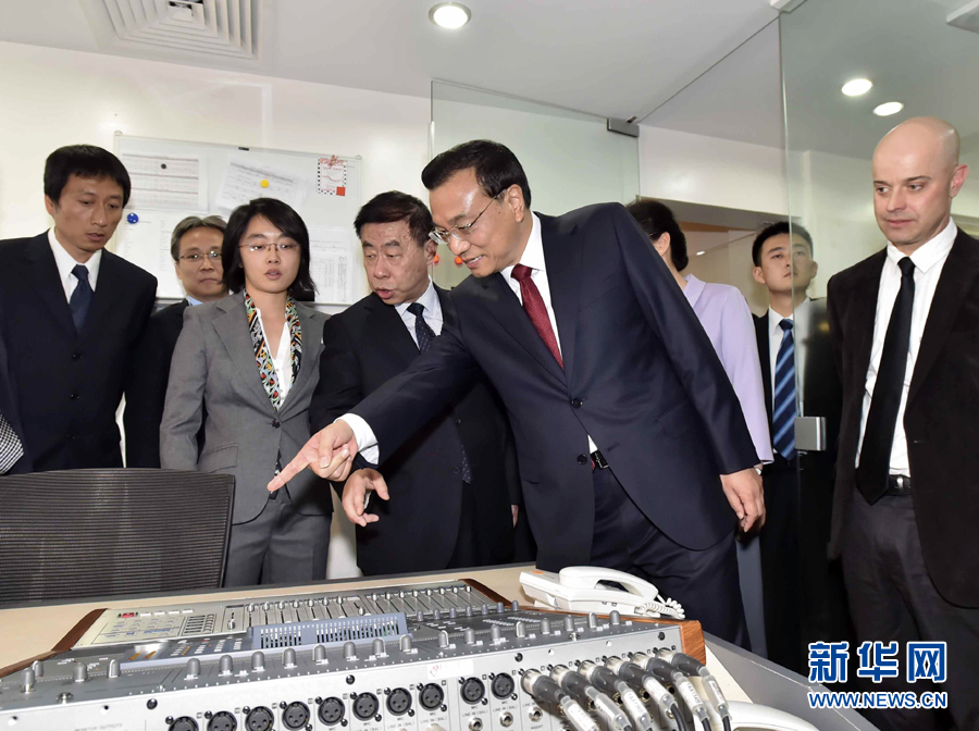 5月11日，中國(guó)國(guó)務(wù)院總理李克強(qiáng)在肯尼亞首都內(nèi)羅畢看望并慰問中央電視臺(tái)非洲分臺(tái)員工。 新華社記者 李濤 攝 