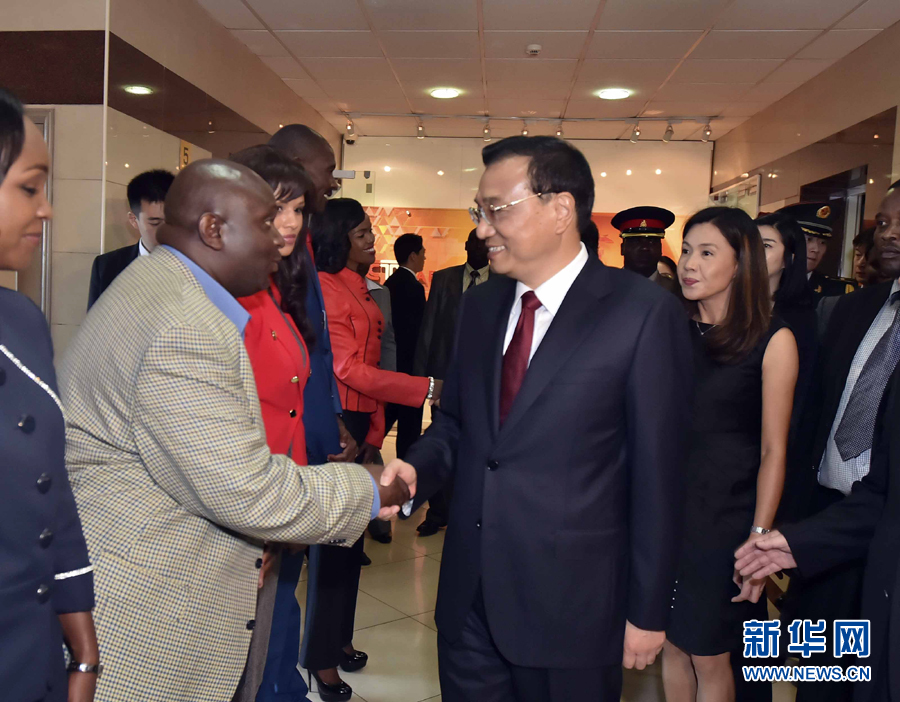 5月11日，中國(guó)國(guó)務(wù)院總理李克強(qiáng)在肯尼亞首都內(nèi)羅畢看望并慰問中央電視臺(tái)非洲分臺(tái)員工。 新華社記者 李濤 攝 