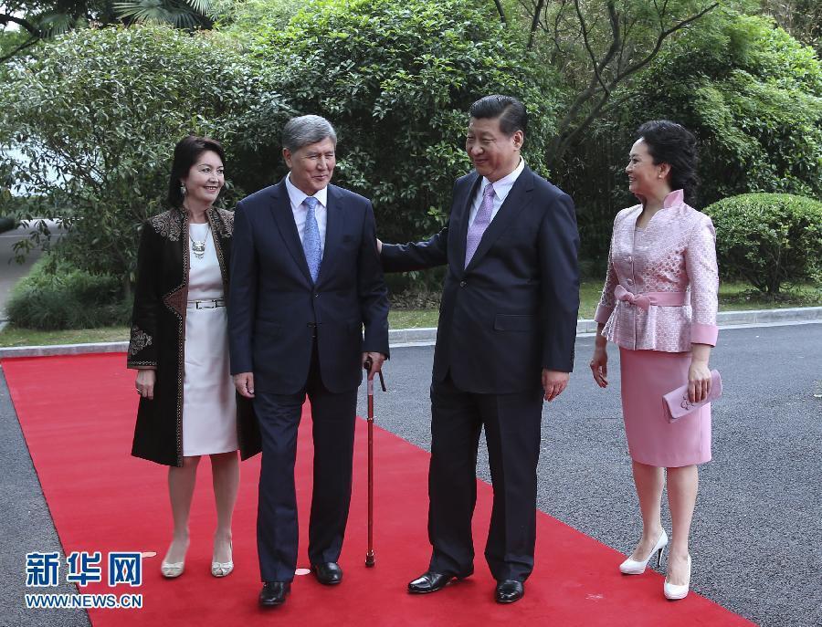 會(huì)談前，習(xí)近平在上海西郊會(huì)議中心廣場(chǎng)為阿坦巴耶夫舉行歡迎儀式。新華社記者 蘭紅光 攝 