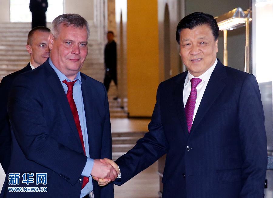 6月13日，中共中央政治局常委、中央書記處書記劉云山在赫爾辛基會見芬蘭社民黨主席、財政部長林內。 新華社記者姚大偉攝