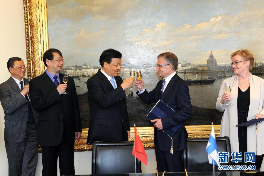 6月13日，中共中央政治局常委、中央書記處書記劉云山在赫爾辛基與赫爾辛基市長帕尤寧共同出席中芬有關文化藝術合作及交流活動的諒解備忘錄簽字儀式。新華社記者饒愛民攝 
