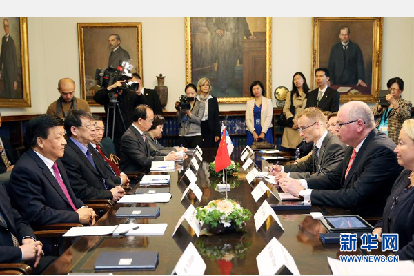 6月13日，中共中央政治局常委、中央書(shū)記處書(shū)記劉云山在赫爾辛基會(huì)見(jiàn)芬蘭議長(zhǎng)海內(nèi)盧奧馬。 新華社記者姚大偉攝