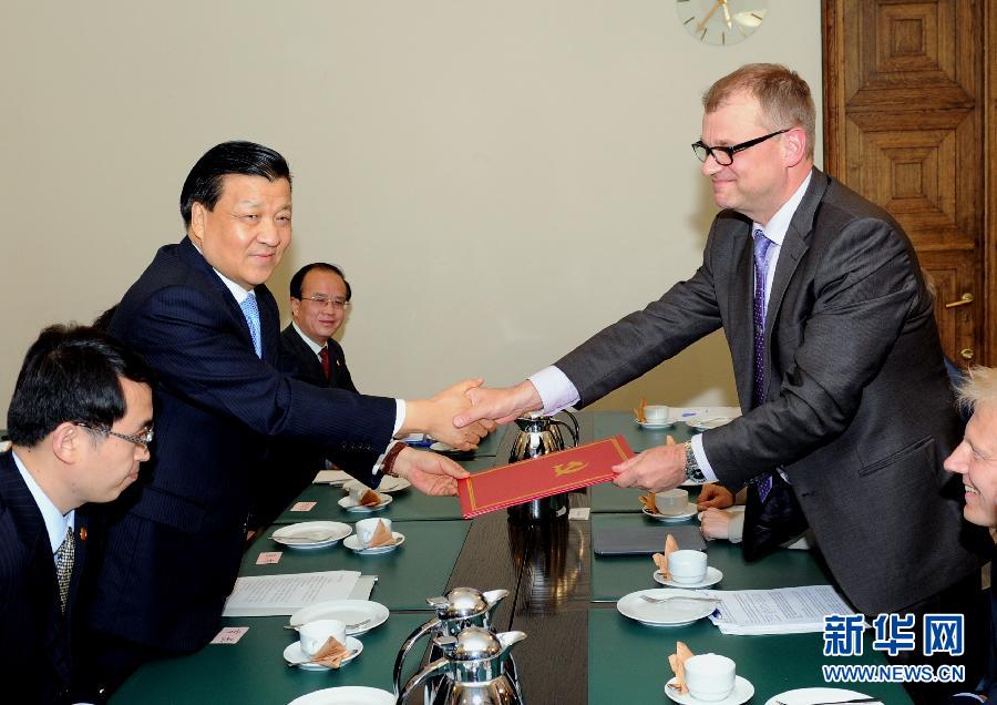 6月12日，中共中央政治局常委、中央書(shū)記處書(shū)記劉云山在赫爾辛基會(huì)見(jiàn)芬蘭中間黨主席西皮萊。 新華社記者饒愛(ài)民攝