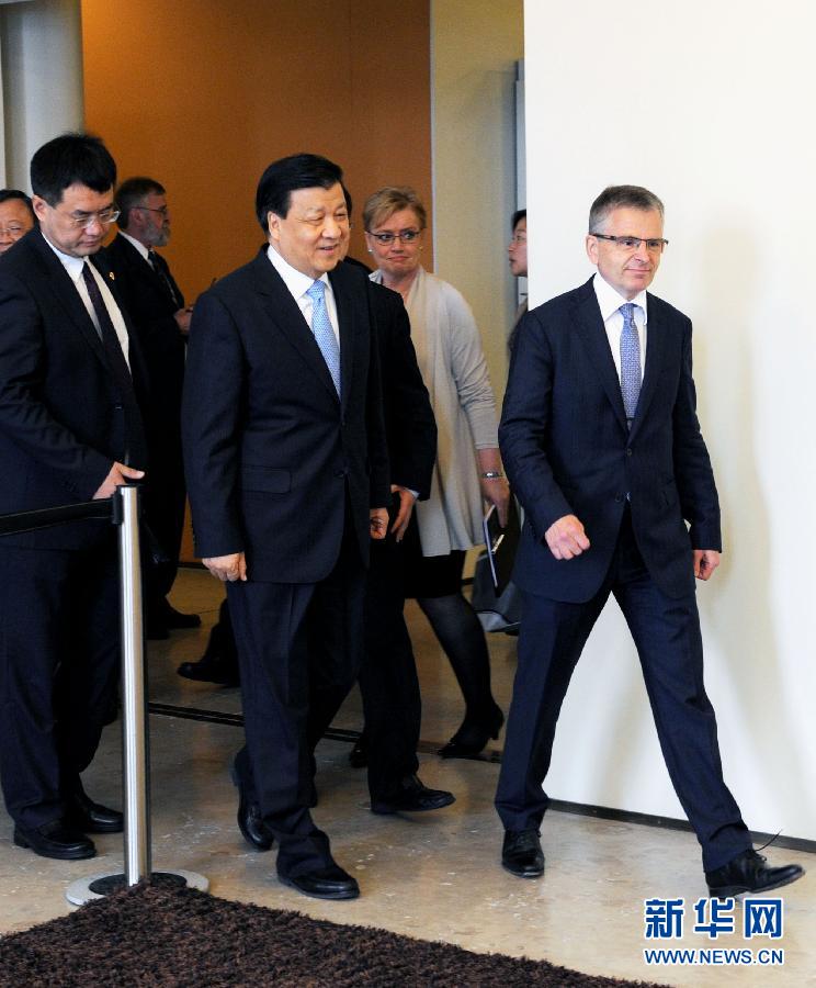 6月13日，中共中央政治局常委、中央書(shū)記處書(shū)記劉云山在赫爾辛基與赫爾辛基市長(zhǎng)帕尤寧共同出席中芬有關(guān)文化藝術(shù)合作及交流活動(dòng)的諒解備忘錄簽字儀式。新華社記者饒愛(ài)民攝