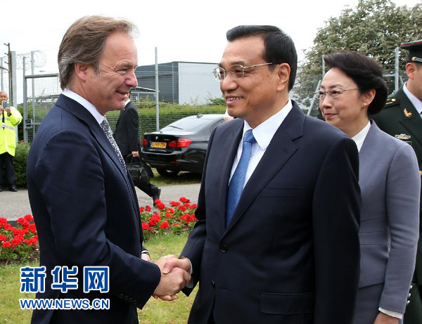 6月16日，應(yīng)英國首相卡梅倫邀請，國務(wù)院總理李克強乘專機抵達倫敦希思羅機場，開始對英國進行正式訪問。李克強總理夫人程虹同機抵達。這是英國政府高級官員到機場迎接李克強總理和夫人。新華社記者 龐興雷 攝