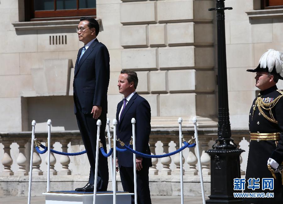 6月17日，中國(guó)國(guó)務(wù)院總理李克強(qiáng)在倫敦唐寧街10號(hào)首相府同英國(guó)首相卡梅倫舉行中英總理年度會(huì)晤。這是會(huì)晤前，卡梅倫為李克強(qiáng)舉行隆重的歡迎儀式。新華社記者 龐興雷 攝 