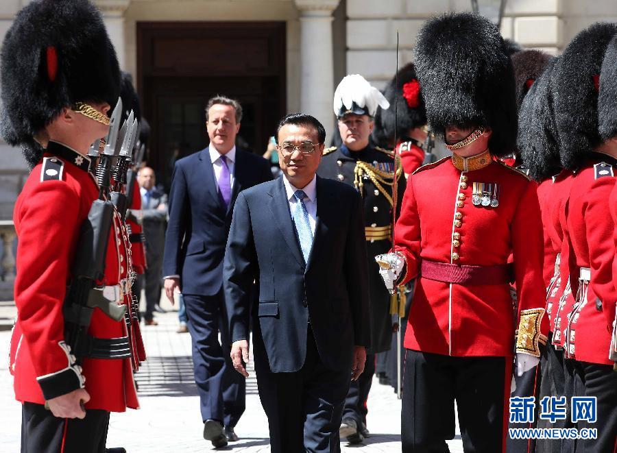6月17日，國(guó)務(wù)院總理李克強(qiáng)在倫敦唐寧街10號(hào)首相府同英國(guó)首相卡梅倫舉行中英總理年度會(huì)晤。這是會(huì)晤前，卡梅倫為李克強(qiáng)舉行隆重的歡迎儀式。新華社記者 龐興雷 攝