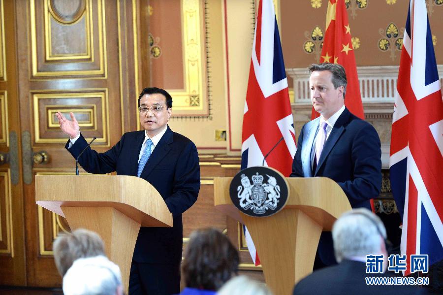 6月17日，中國(guó)國(guó)務(wù)院總理李克強(qiáng)同英國(guó)首相卡梅倫在倫敦舉行中英總理年度會(huì)晤后共同會(huì)見(jiàn)記者。新華社記者 李濤 攝  