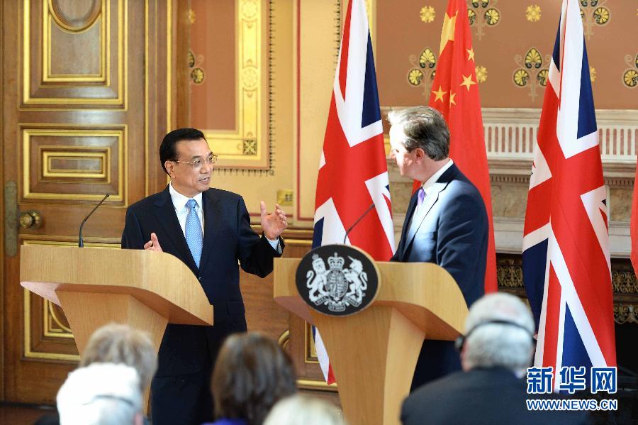 6月17日，中國(guó)國(guó)務(wù)院總理李克強(qiáng)同英國(guó)首相卡梅倫在倫敦舉行中英總理年度會(huì)晤后共同會(huì)見(jiàn)記者。新華社記者 李濤 攝