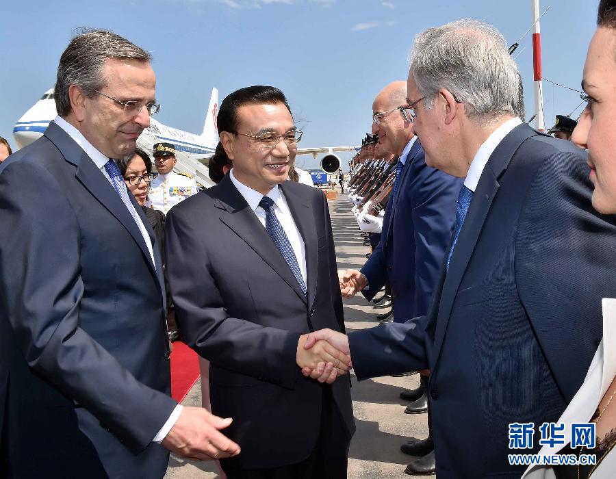 6月19日，國務(wù)院總理李克強乘專機抵達雅典國際機場，開始對希臘進行正式訪問。希臘總理薩馬拉斯在機場為李克強舉行隆重的歡迎儀式。新華社記者 李濤 攝