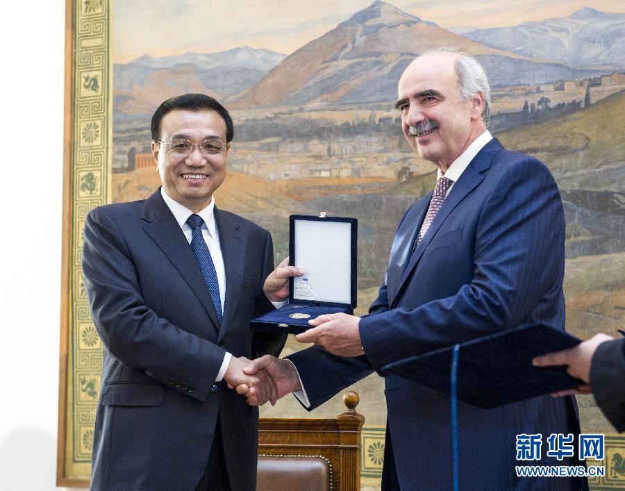 6月19日，國務(wù)院總理李克強在希臘議會大廈會見希臘議長米馬拉基斯。這是會見前，米馬拉基斯代表希臘議會向李克強授予議會金質(zhì)勛章。新華社記者 王曄 攝