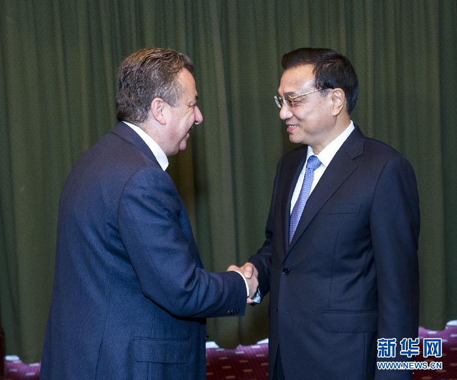 6月21日，國務(wù)院總理李克強在希臘克里特省首府伊拉克利翁會見省長阿爾納烏塔基斯。 新華社記者 王曄 攝 