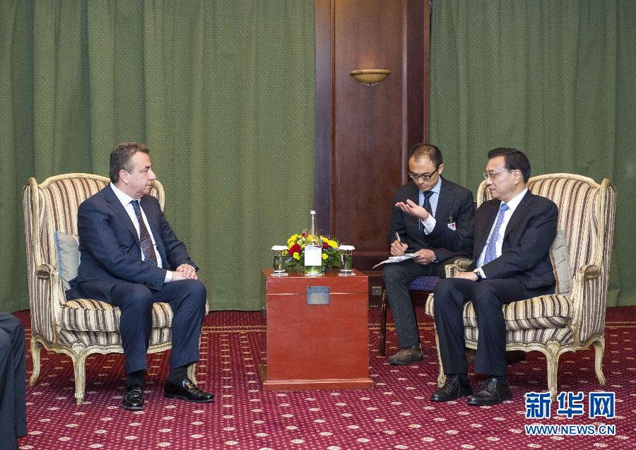 6月21日，國務(wù)院總理李克強在希臘克里特省首府伊拉克利翁會見省長阿爾納烏塔基斯。 新華社記者 王曄 攝