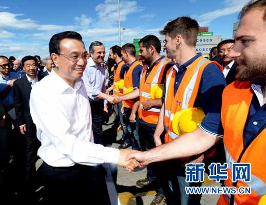 6月20日，國務院總理李克強與希臘總理薩馬拉斯共同考察中國遠洋運輸集團比雷埃夫斯集裝箱碼頭。這是李克強和薩馬拉斯來到3號碼頭，同碼頭工人親切交流。新華社記者 李濤 攝 