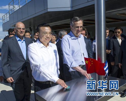 這是李克強與薩馬拉斯共同發(fā)出指令，一列滿載中國貨物的列車緩緩駛出比雷埃夫斯港，開往中東歐目的地。新華社記者 王曄 攝