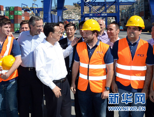 6月20日，國務院總理李克強與希臘總理薩馬拉斯共同考察中國遠洋運輸集團比雷埃夫斯集裝箱碼頭。這是李克強和薩馬拉斯來到3號碼頭，同碼頭工人親切交流。新華社記者 李濤 攝