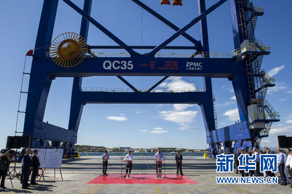 這是李克強和薩馬拉斯在3號碼頭發(fā)表講話。新華社記者 王曄 攝